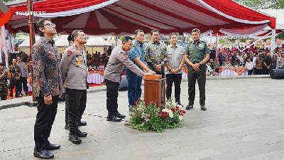 Kapolri Jenderal Listyo Sigit Prabowo meresmikan monumen Jenderal Polisi Hoegeng Iman Santoso di Pekalongan, Jawa Tengah, Sabtu, 11 November 2023.