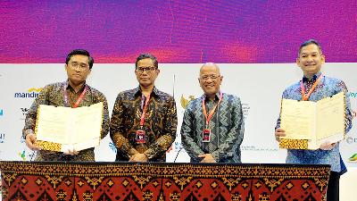 State electricity company PLN Chief Executive Officer Darmawan Prasodjo (second left) and  Sumitomo Corporation CEO Masayuki Hyodo (second right) pose for media after signing a cooperation agreement during the G20 Summit in Nusa Dua, Bali, November 2022. PLN Doc.