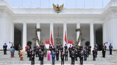 Presiden Joko Widodo dan Wakil Presiden Ma’ruf Amin melakukan sesi foto bersama seluruh menteri dari Kabinet Indonesia Maju di Istana Merdeka, Jakarta, 23 Oktober 2019. BPMI Setpres/Laily Rachev