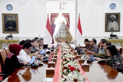 Presiden Joko Widodo saat rapat terbatas bersama sejumlah Menteri Kabinet Indonesia Maju di Istana Merdeka Jakarta, 24 Oktober 2023. BPMI Setpres/Rusman