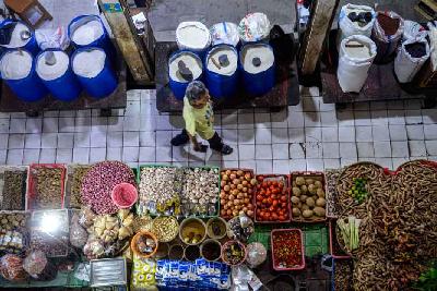 Pedagang barang kebutuhan pokok di Pasar PSPT, Jakarta,1 November 2023. Tempo/Tony Hartawan