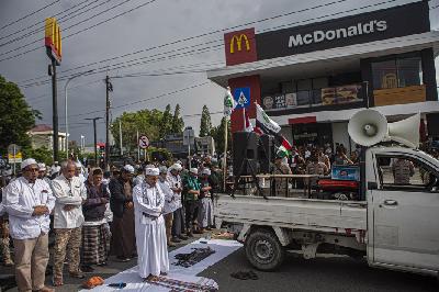 Aksi mendukung Palestina di depan gerai McDonald's, Palu, Sulawesi Tengah, 3 November 2023. Reuters/Opn Images/Cover Images