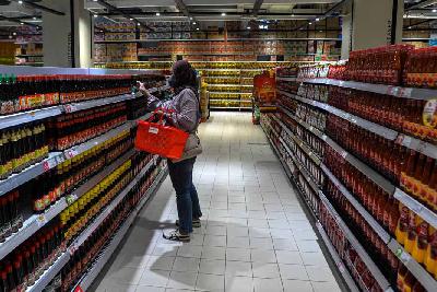 Calon pembeli memilih kecap sebagai kebutuhan pokok di sebuah toko ritel di Jakarta, 8 November 2023. Tempo/Tony Hartawan