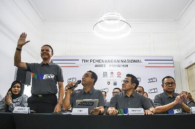 Kapten Tim Nasional Pemenangan Anies Baswedan-Muhaimin Iskandar (Timnas AMIN) Muhammad Syaugi Alaydrus (kedua kiri) dan wakilnya Sudirman Said (kanan) saat deklarasi susunan tim kampanye di Jakarta, 14 November 2023. ANTARA/Galih Pradipta