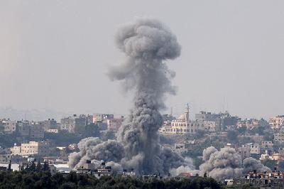 Kepulan asap akibat konflik antara Palestina dan Israel di Kota Gaza, Palestina, 13 November 2023. REUTERS/Ronen Zvulun