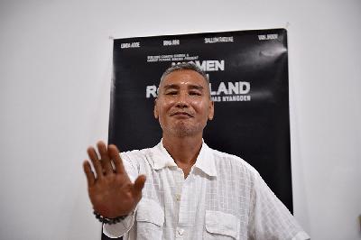 Sutradara film "Women from Rote Island" Jeremias Nyangoen berpose di Kantor Bintang Cahaya Sinema, Jakarta, 17 November 2023. TEMPO/M Taufan Rengganis