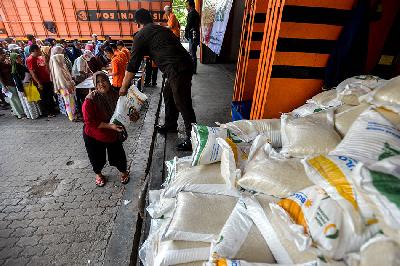 Keluarga Penerima Manfaat (KPM) menerim bantuan sosial (bansos) pangan berupa beras di Kantor Pos Tanjung Priok, Jakarta, 19 September 2023.  TEMPO/Tony Hartawan