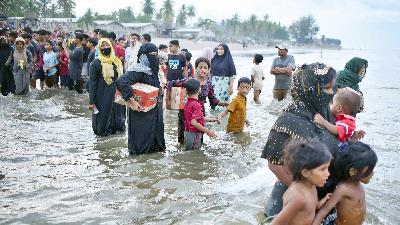 Etnis Rohingya mendarat di Aceh Utara, Indonesia, 16 November 2023. REUTERS/Stringer