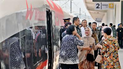 Ibu Negara Iriana (tengah) bersiap menaiki kereta cepat Jakarta-Bandung di Stasiun Padalarang, Jawa Barat, 2 Oktober 2023. Antara/Akbar Nugroho Gumay