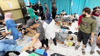 Perawatan korban luka dalam serangan Israel di rumah sakit Indonesia setelah rumah sakit Al Shifa tidak berfungsi, di utara Jalur Gaza 16 November 2023. Reuters/Fadi Alwhidi