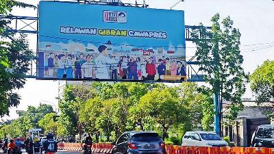 A billboard of Gibran Rakabuming Raka’s vice-presidential candidacy in Jalan Adi Sucipto, Solo, Central Java, November 17. 
Tempo/Septhia Ryanthie
