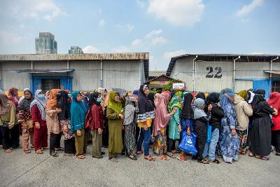 Antre bantuan sosial beras 10 kilogram di Gudang Perum Bulog, Jakarta, 11 September 2023. Tempo/Tony Hartawan