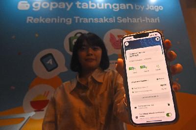 Pegawai menunjukkan layanan GoPay Tabungan by Jago saat peluncurannya di Jakarta, 18 Oktober 2023. ANTARA/Indrianto Eko Suwarso