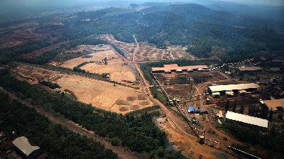 Foto udara lokasi smelter nikel milik PT Antam Tbk di Kecamatan Pomalaa, Kolaka, Sulawesi Tenggara, 6 November 2023. ANTARA/Jojon
