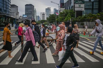 Pejalan kaki menyeberang di zebra cross di kawasan perkantoran Jalan Jenderal Sudirman, Jakarta. TEMPO / Hilman Fathurrahman W
