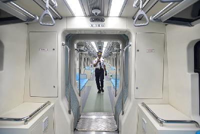 Petugas memeriksa gerbong LRT Jabodebek di Stasiun Cawang, Jakarta, 12 Juli 2023. Tempo/Tony Hartawan