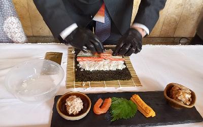 Pembuatan sushi pada saat acara Experience Japanese Food Culture di kantor Sekretariat ASEAN, Jakarta, 21 November 2023. TEMPO/Jihan Ristiyanti