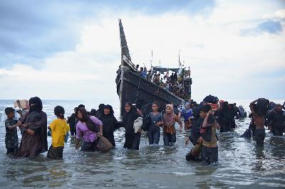 Imigran etnis Rohingya mendarat di pantai Ulee Madon, Aceh Utara, Indonesia, 16 November 2023. REUTERS/Stringer