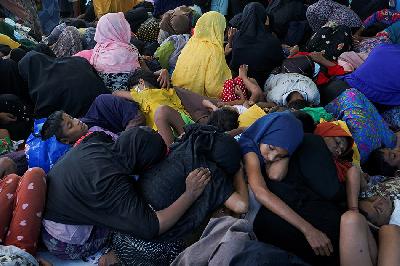 Imigran Rohingya beristirahat di desa Lapang Barat, Bireuen, Aceh, 19 November 2023. REUTERS/Stringer 