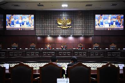 Layar menampilkan pemohon Brahma Aryana dan kuasa hukumnya Viktor Santoso Tandiasa dalam sidang pengujian materiil Undang-Undang Nomor 7 Tahun 2017 tentang Pemilihan Umum, yakni soal syarat usia capres-cawapres di bawah 40 tahun, di Mahkamah Konstitusi (MK), Jakarta, 8 November 2023.  ANTARA/M Risyal Hidayat