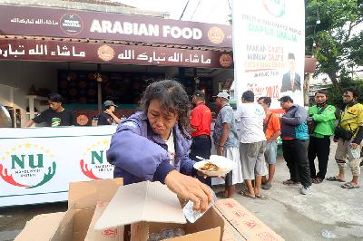 Warga mengambil makanan gratis pada kegiatan Dapur Umum Bergerak Bersama Prof Mahfud di Kediri, Jawa Timur, 20 November 2023. ANTARA/Prasetia Fauzani