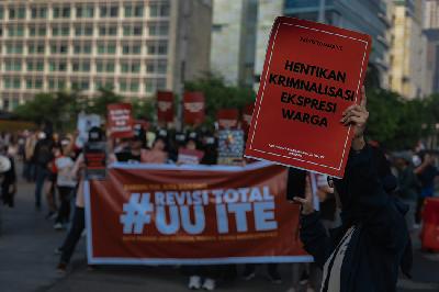 Aktivis Paguyuban Korban Kriminalisasi UU ITE (PAKU ITE) menggelar aksi mendesak revisi total UU ITE pada Hari Bebas Kendaraan Bermotor (HBKB), di Bundaran HI, Jakarta, 28 Mei 2023.  TEMPO/M Taufan Rengganis