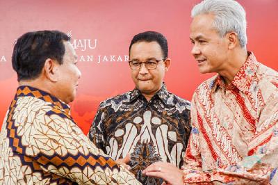 Tiga calon presiden Prabowo Subianto, Ganjar Pranowo, dan Anies Baswedan bertemu di Istana Merdeka, Jakarta, 30 Oktober 2023. Dok. BPMI Setpres/Lukas