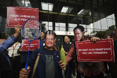 Unjuk rasa mendesak Ketua KPK, Firli Bahuri untuk mengundurkan diri di depan gedung Komisi Pemberantasan Korupsi, Jakarta, 23 November 2023. TEMPO/Imam Sukamto
