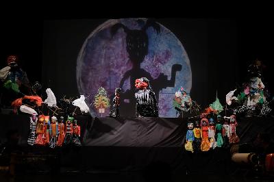 Komunitas Wayang Sampah (Wangsa) menggelar pertunjukan “Opera-Si Plastik” di Padepokan Seni Bagong Kussudiardja, Yogyakarta, 28 Oktober 2023. Dok. Wangsa