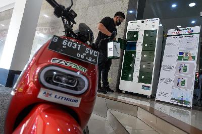 Pengendara melakukan penukaran baterai untuk kendaraan listrik di Stasiun Penukaran Baterai Kendaraan Listrik Umum (SPBKLU) di Gedung Ditjen Ketenagalistrikan, Jakarta. TEMPO/Tony Hartawan