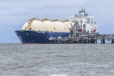 Kapal LNG melakukan pengisian gas di Lapangan Gas Tangguh, Teluk Bintuni, Papua Barat, 24 November 2023. ANTARA/Galih Pradipta