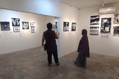 Pengunjung melihat karya Vindy Arriella dalam pameran tunggal bertajuk "Ekspresi Resiliensi" di Creativite, Neha Hub, Jakarta, 22 November. TEMPO/ Indra Wijaya