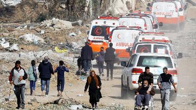 Konvoi ambulans menuju Gaza selama gencatan senjata sementara antara Israel dan Hamas, di Gaza, Palestina, 24 November 2023. Reuters/Ibraheem Abu Mustafa