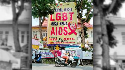 Spanduk Anti- Lesbian, Gay, Biseksual, dan Transgender (LGBT) di depan Puskesmas Harapan Raya, Kota Pekanbaru, Riau, OKtober 2023. Istimewa