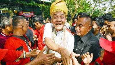 Ganjar Pranowo menyapa massa pendukung menghadiri acara Gebyar Budaya di Batang Kuis, Deli Serdang, Sumatera Utara, 10 November 2023. Antara/Fransisco Carolio