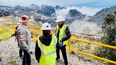 President Joko Widodo and First Lady Iriana chat with Freeport-McMoRan CEO and Freeport Indonesia President Commissioner Richard Adkerson at the Grasberg mine area in Tembagapura, Mimika Regency, Papua, September 1, 2022. 
Presidential Secretariat/Laily Rachev/File Photo
