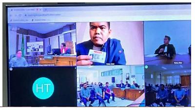 Businessman Muhammad Suryo (top, center monitor screen) participates as a witness in a virtual hearing session of the alleged bribery case against officials of the Directorate-General of Railways (DJKA) of the Transportation Ministry at the Semarang Corruption Court, August 3. 
Antara/I.C.Senjaya
