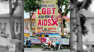 A banner on Anti-Lesbian, Gay, Bisexual and Transgender (LGBT) in front of a community health center in Pekanbaru, Riau, in October. 
Special
