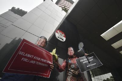 Aksi unjuk rasa mendesak Ketua KPK, Firli Bahuri harus mengundurkan diri di depan gedung Komisi Pemberantasan Korupsi, Jakarta, 23 November 2023. TEMPO/Imam Sukamto