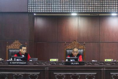 Hakim Mahkamah Konstitusi (MK) M Guntur Hamzah dan Saldi Isra di Gedung MK, Jakarta, 2 Oktober 2023. TEMPO / Hilman Fathurrahman W