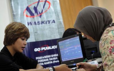 Petugas melayani calon investor saat penawaran saham perdana PT Waskita Raya di Jakarta. ANTARA/Fanny Octavianus