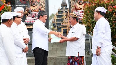 Menteri Agraria dan Tata Ruang/Kepada BPN Hadi Tjahjanto menyerahkan sertipikat hak pakai rumah ibadah di lereng Gunung Arjuno. 