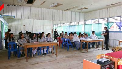 Tim Bakti Kominfo memberikan materi tentang jaringan internet kepada siswa di SMA Negeri 1 Krayan, Kabupaten Nunukan.