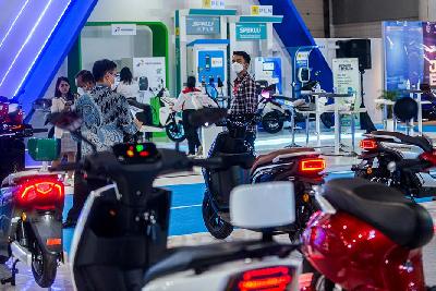 Pengunjung tengah melihat Pameran Periklindo Electric Vehicle Show (PEVS) 2023 di JIExpo Kemayoran, Jakarta, 17 Mei 2023. Tempo/Tony Hartawan