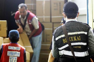 Petugas bea cukai melakukan pemeriksaan dan mencocokkan dokumen barang-barang dari dalam peti kemas yang baru masuk di Pelabuhan Tanjung Priok, Jakarta. TEMPO/Imam Sukamto