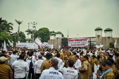 Massa perangkat desa melakukan aksi di depan Gedung DPR RI, Jakarta, 23 November 2023. TEMPO/M Taufan Rengganis