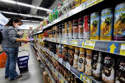 Pengunjung memilih produk minuman berpemanis di salah satu toko retail, Jakarta, 23 November 2023. TEMPO/Febri Angga Palguna