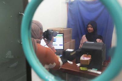 Petugas melayani warga yang sedang mengajukan permohonan perekaman KTP elektronik di Kantor Kelurahan Cempaka Putih Barat, Jakarta, 11 November 2023. TEMPO/Subekti