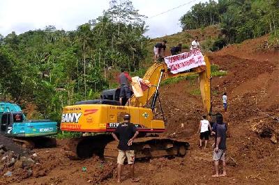 Sejumlah aktivis Gempadewa memasang poster di lokasi proyek pembukaan akses jalan di Wadas, Jawa Tengah, 26 Maret 2023. Dok. Wadas Melawan
