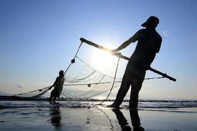 Nelayan menangkap ikan menggunakan jaring tarik pantai di Pulau Santen, Banyuwangi, Jawa Timur, 2 Oktober 2023. ANTARA/Budi Candra Setya